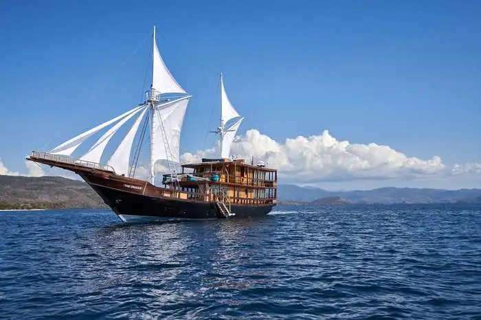 The Oracle Liveaboard | Raja Ampat| Boat Komodo Trip