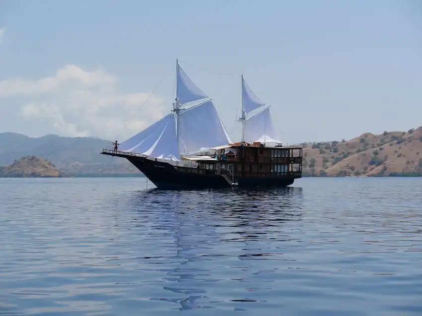 The Oracle Liveaboard | Raja Ampat| Boat Komodo Trip
