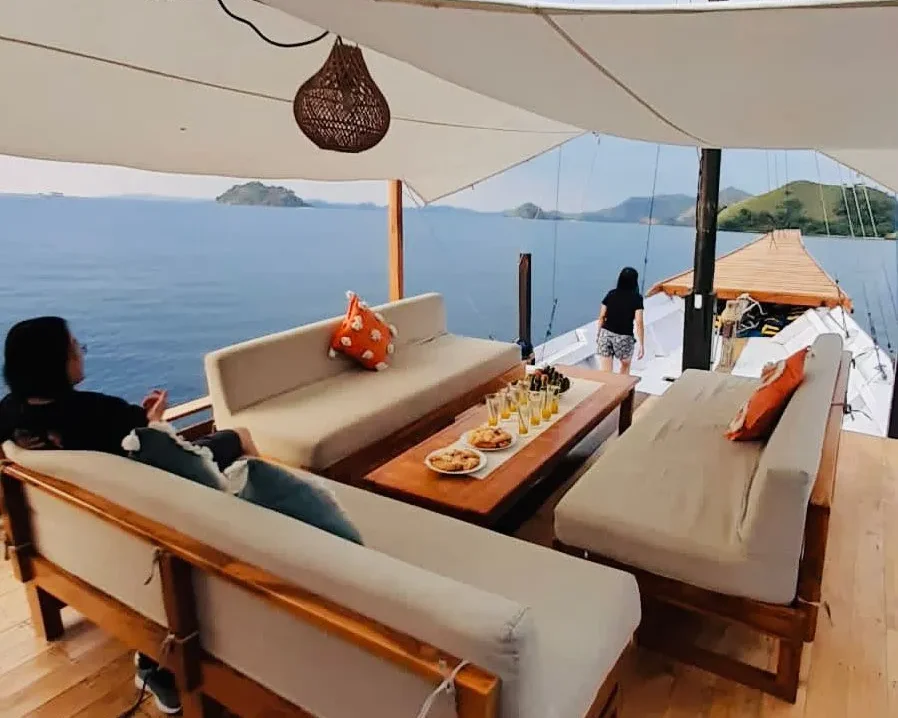 Marvelous Yacht Cruise Phinisi Deck Area - BoatKomodoTrip