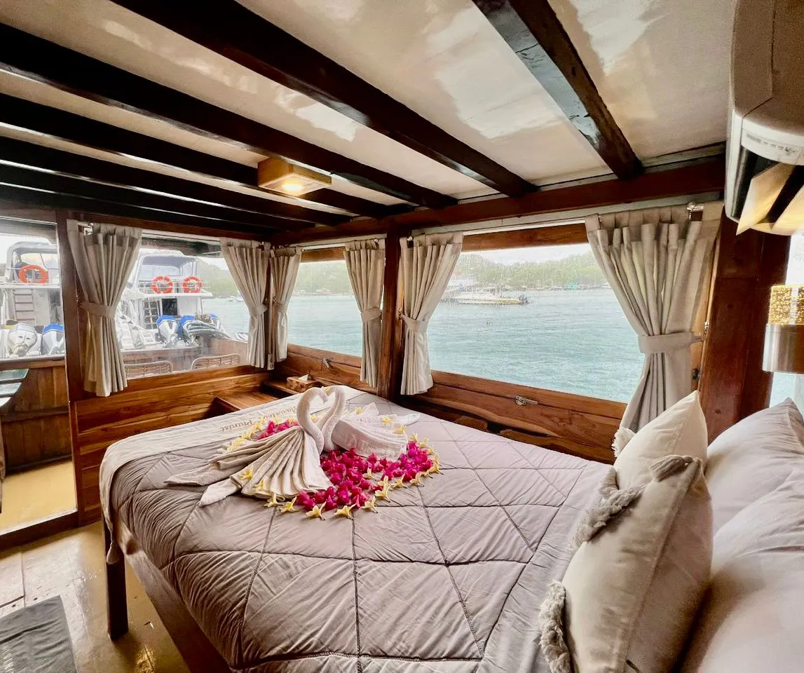 Marvelous Yacht Cruise Phinisi Master Cabin - BoatKomodoTrip