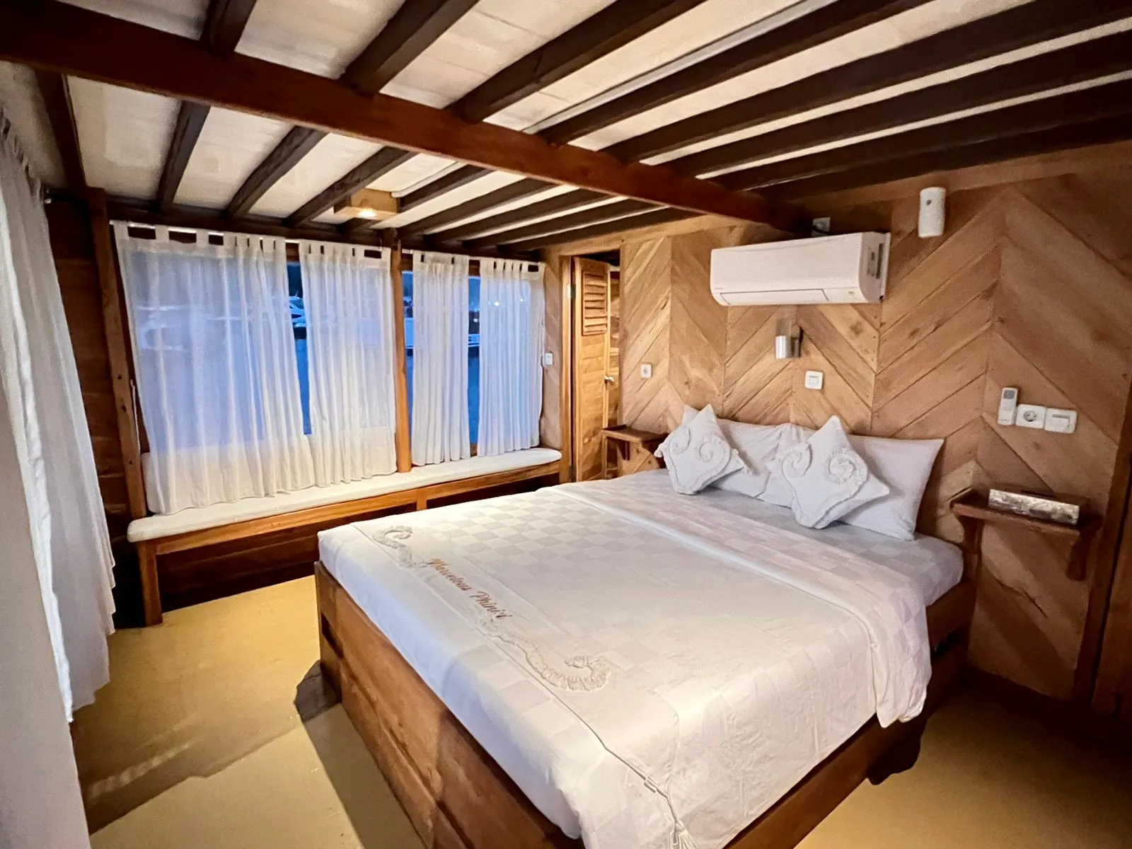 Marvelous Yacht Cruise Phinisi Master Cabin - BoatKomodoTrip