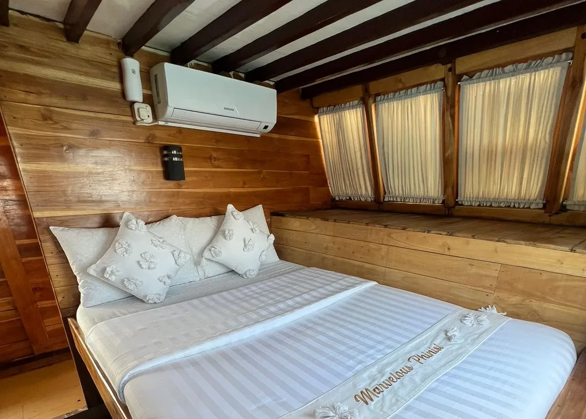 Marvelous Yacht Cruise Phinisi Private Cabin 2 - BoatKomodoTrip