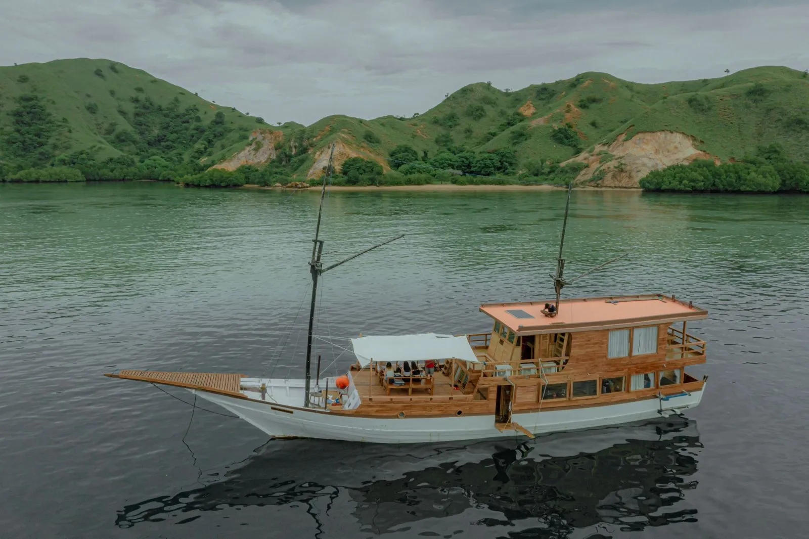 Marvelous Yacht Cruise Phinisi - BoatKomodoTrip