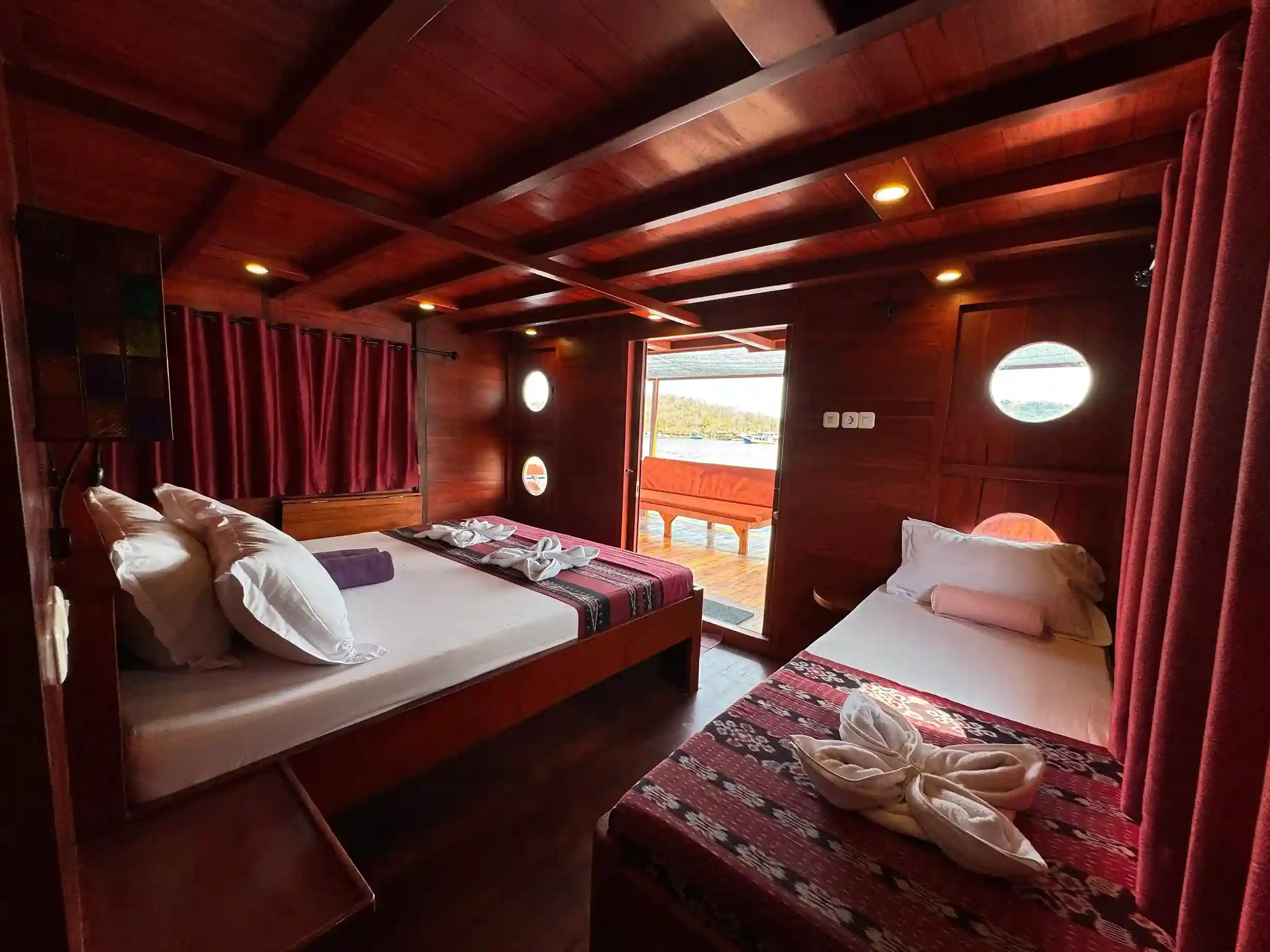 Radea 2 Cruise Phinisi by BoatKomodoTrip