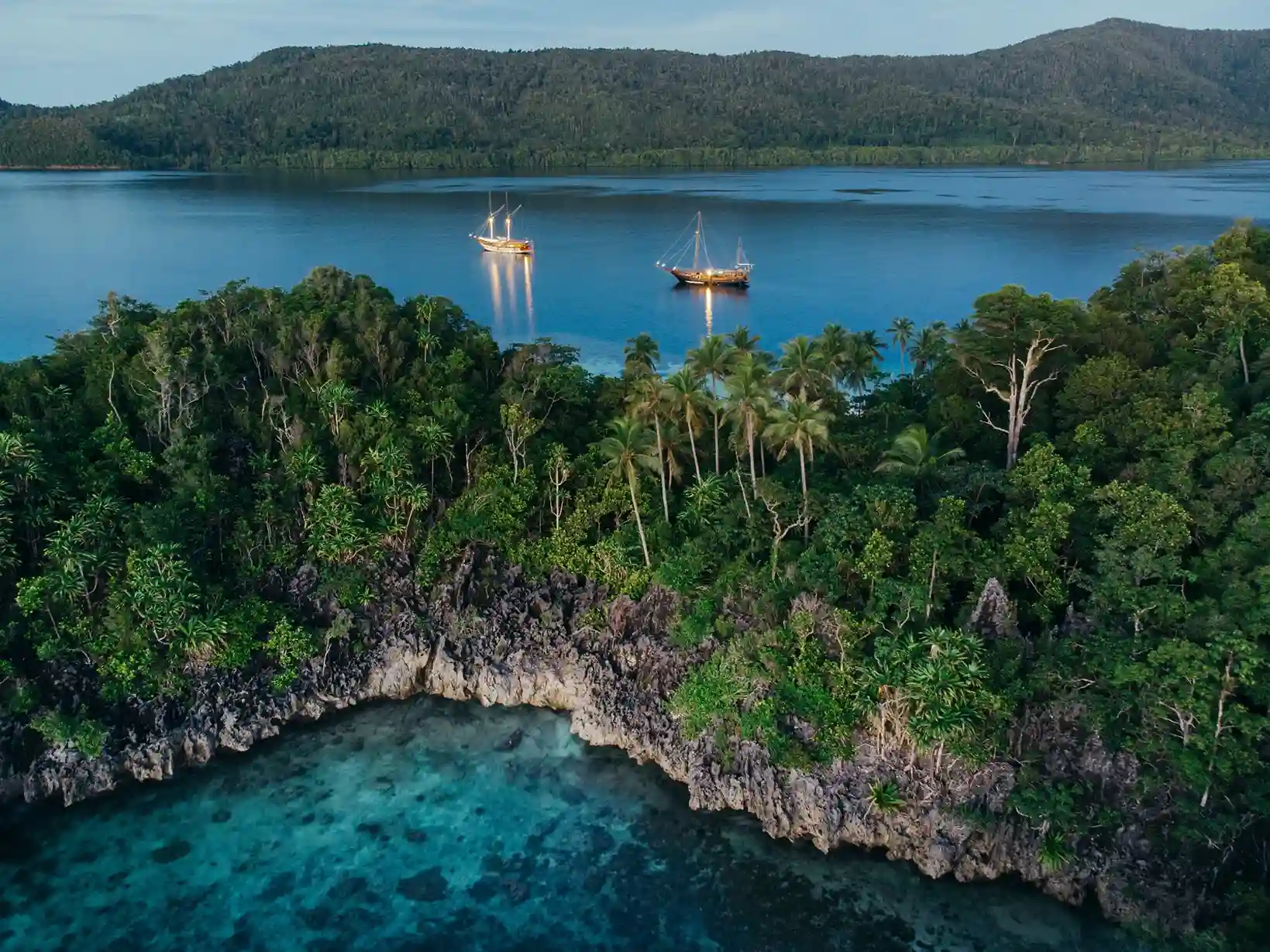 Liveaboard Activity | Raja Ampat Tour | Komodo Island Tour | Boat Komodo Trip