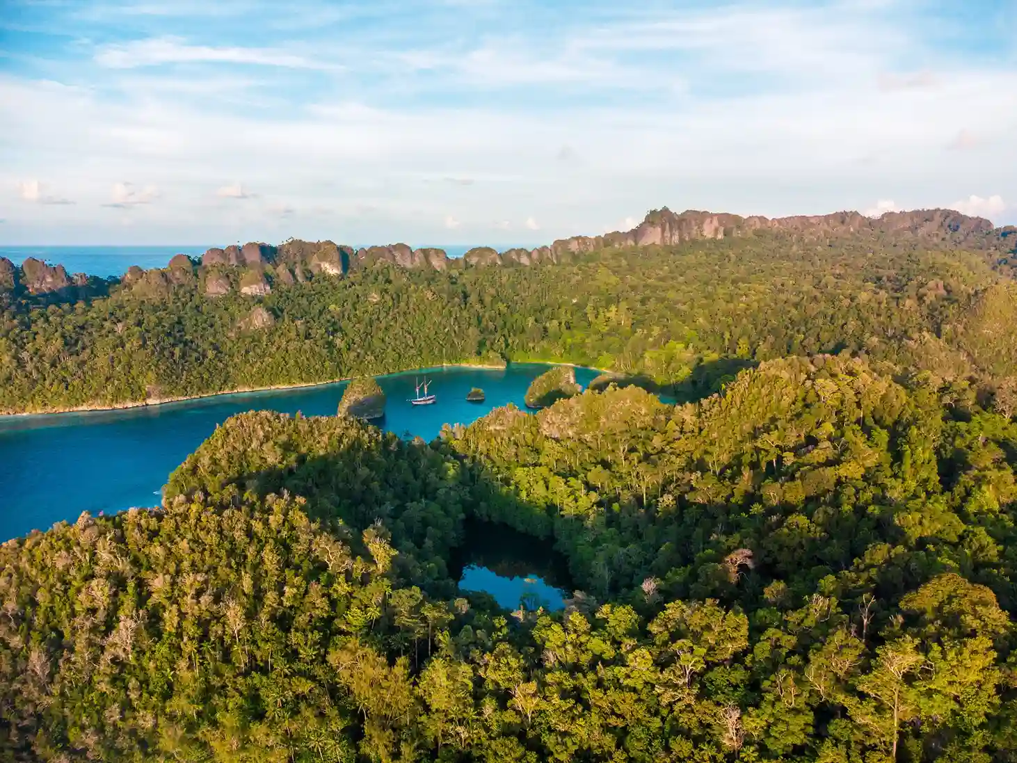Diving Activity | Raja Ampat Tour | Boat Komodo Trip