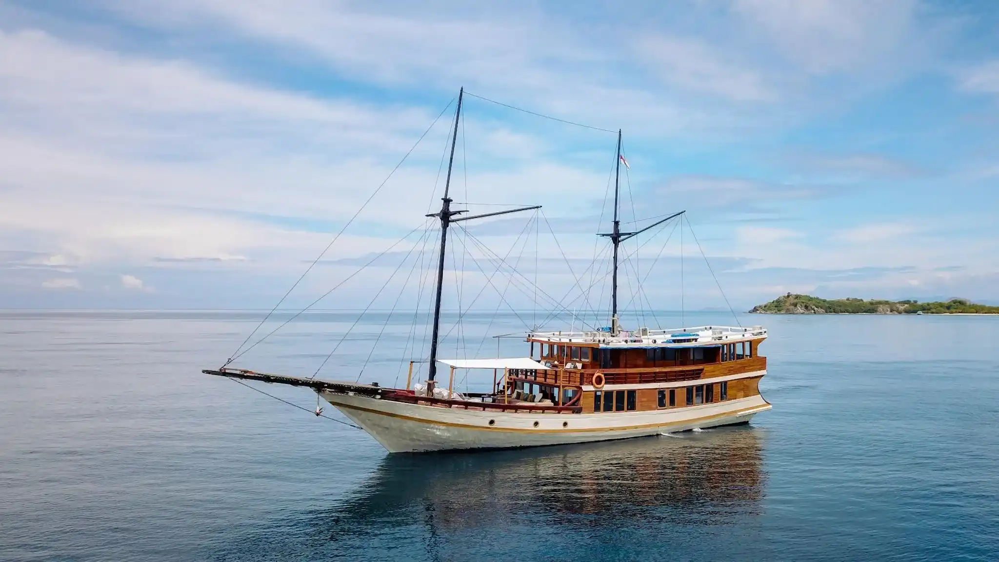 Senada Cruise Phinisi Exterior by Boat Komodo Trip