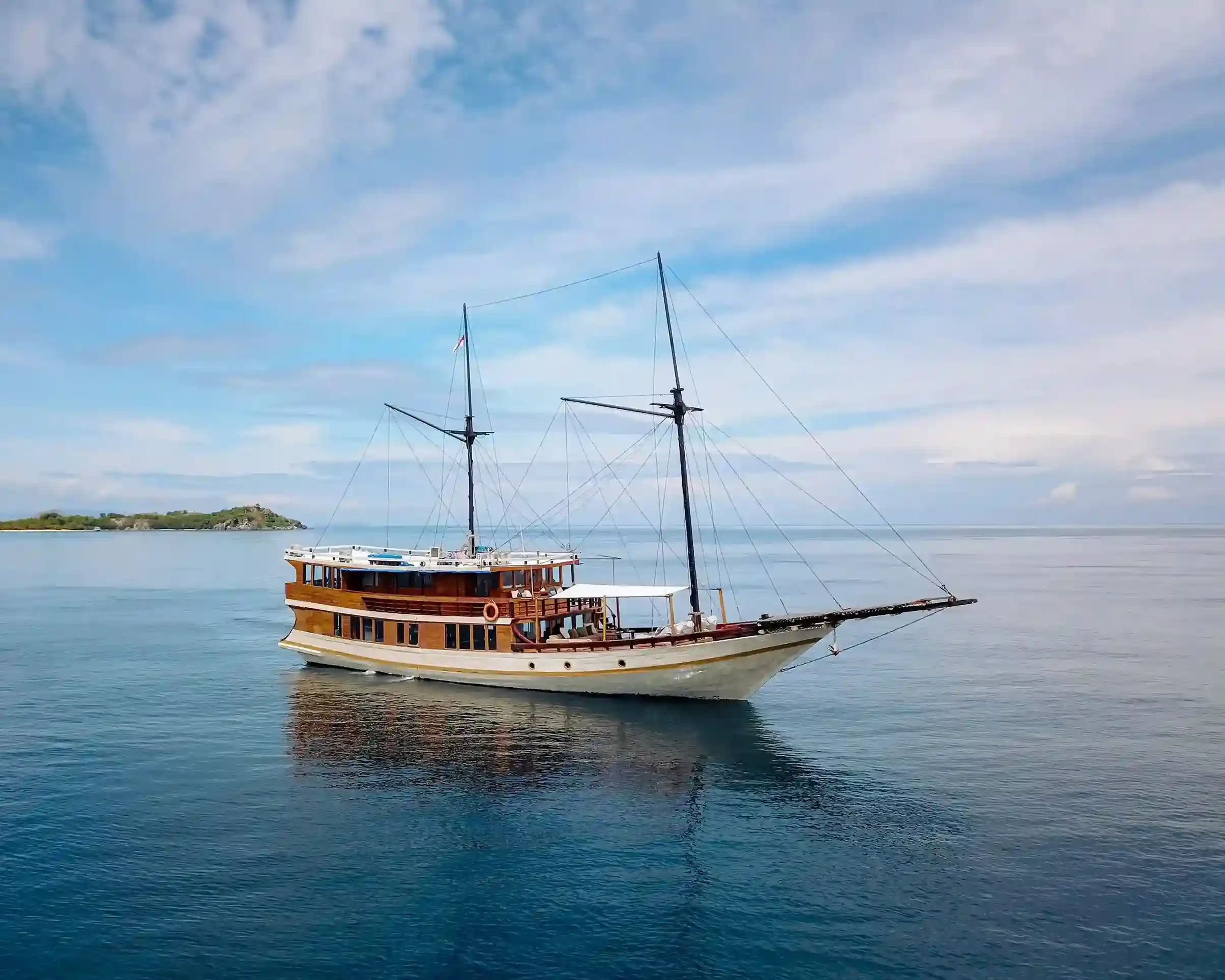 Senada Cruise Phinisi Exterior by Boat Komodo Trip