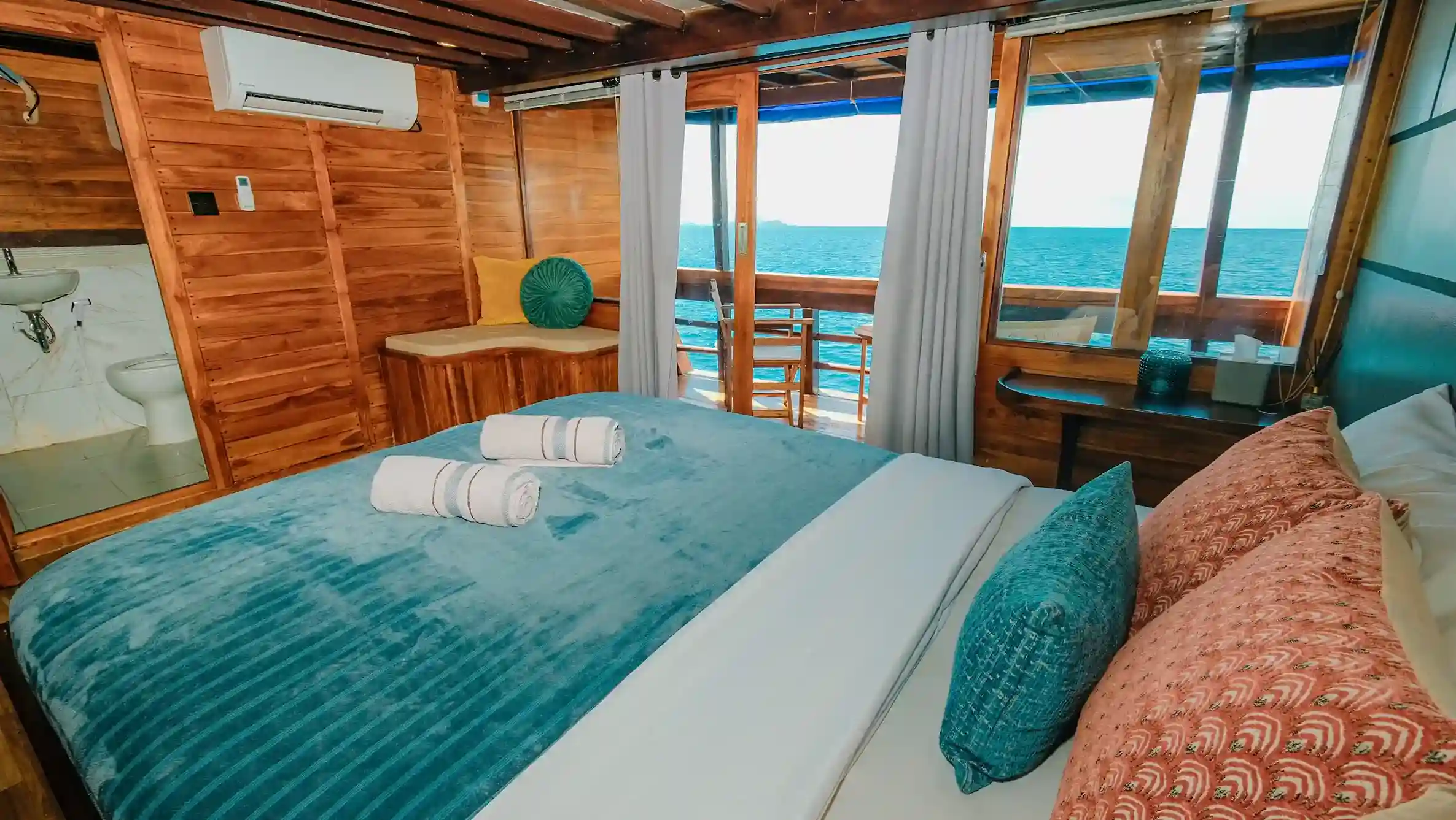 Senada Cruise Phinisi Exterior by Boat Komodo Trip