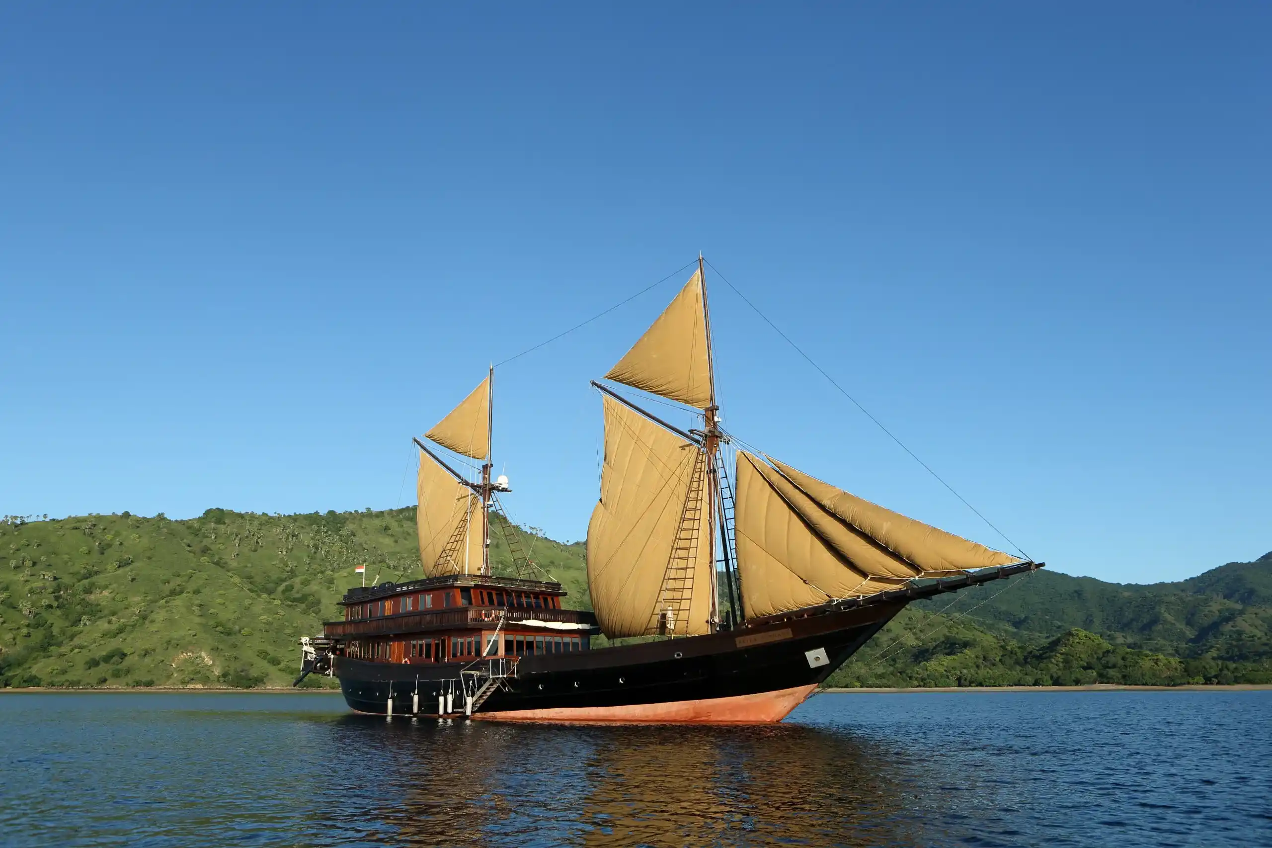 Alila Purnama Cruise Phinisi Liveaboard | Boat Komodo Trip