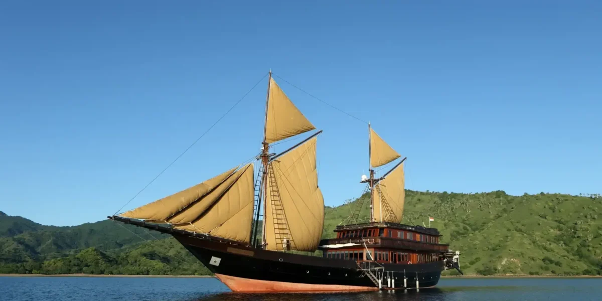 Alila Purnama Cruise Phinisi Liveaboard | Boat Komodo Trip