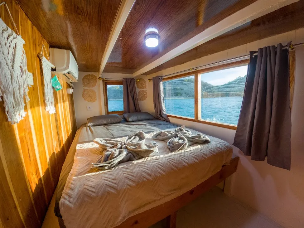 Deluxe Ocean Cabin Almadira Phinisi | Boat Komodo Trip