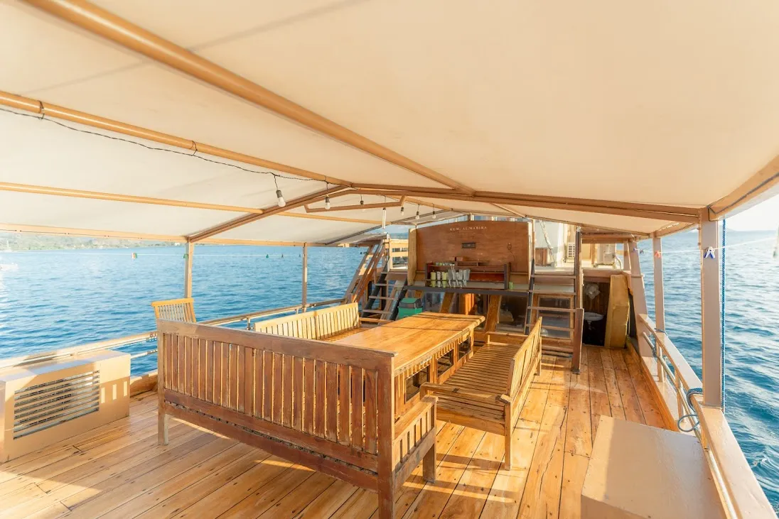 Outdoor DIning Area Almadira Phinisi | Boat Komodo Trip