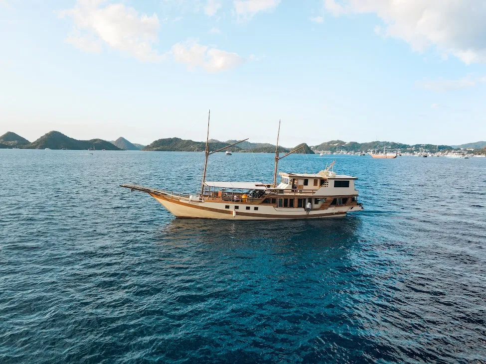 Exterior Almadira Phinisi | Boat Komodo Trip