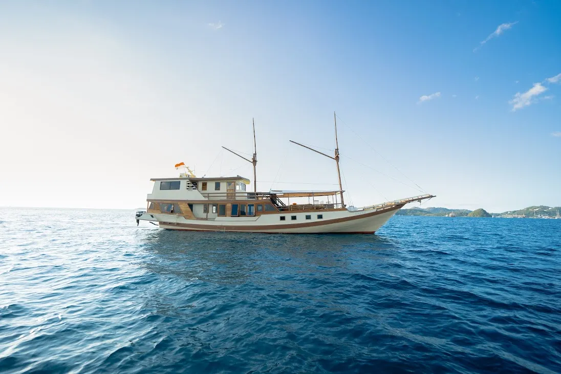 Exterior Almadira Phinisi | Boat Komodo Trip