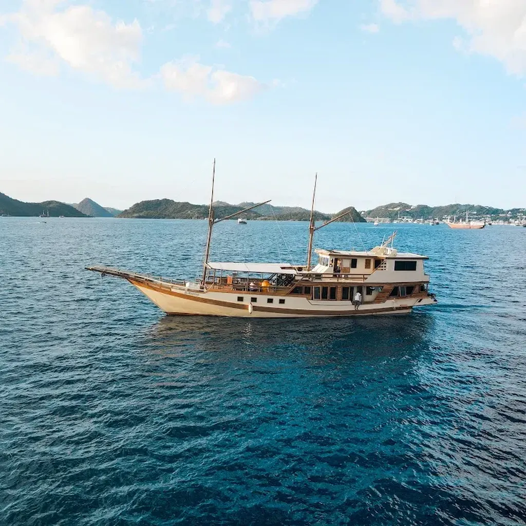 Almadira Phinisi Boat Charter