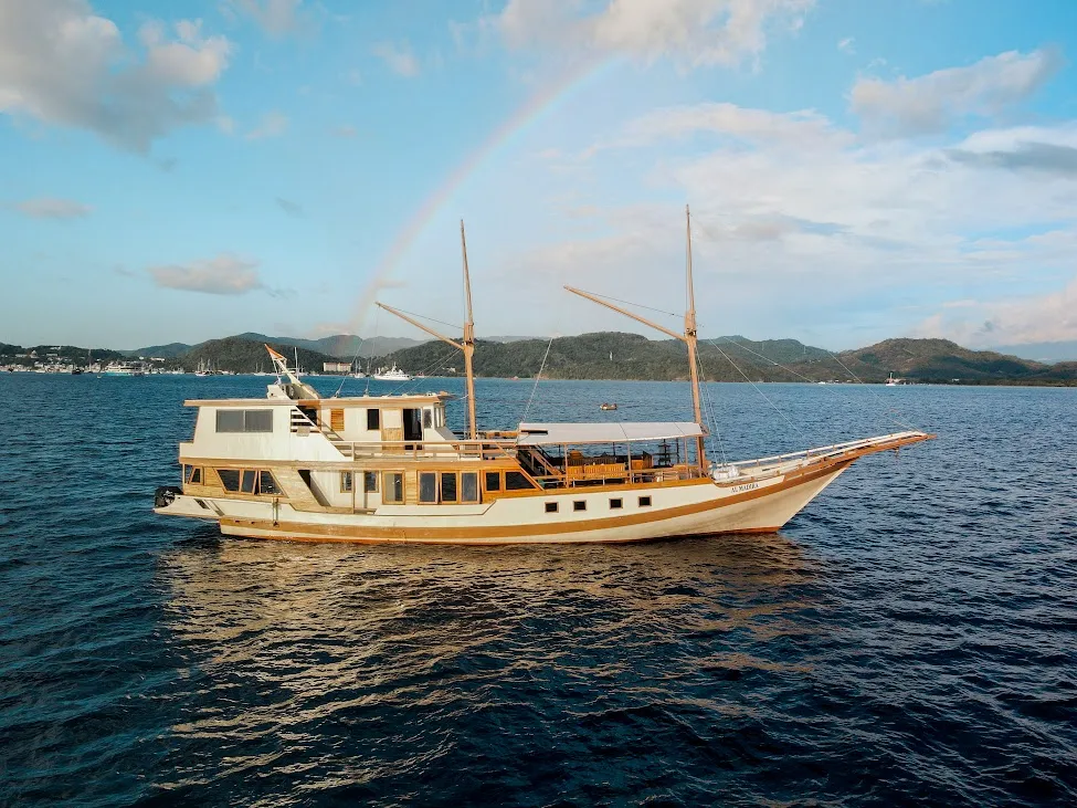 Exterior Almadira Phinisi | Boat Komodo Trip