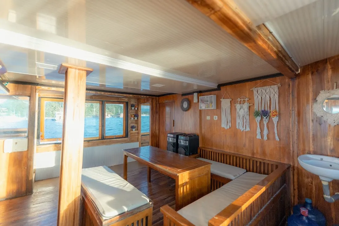 Indoor DIning Area Almadira Phinisi | Boat Komodo Trip