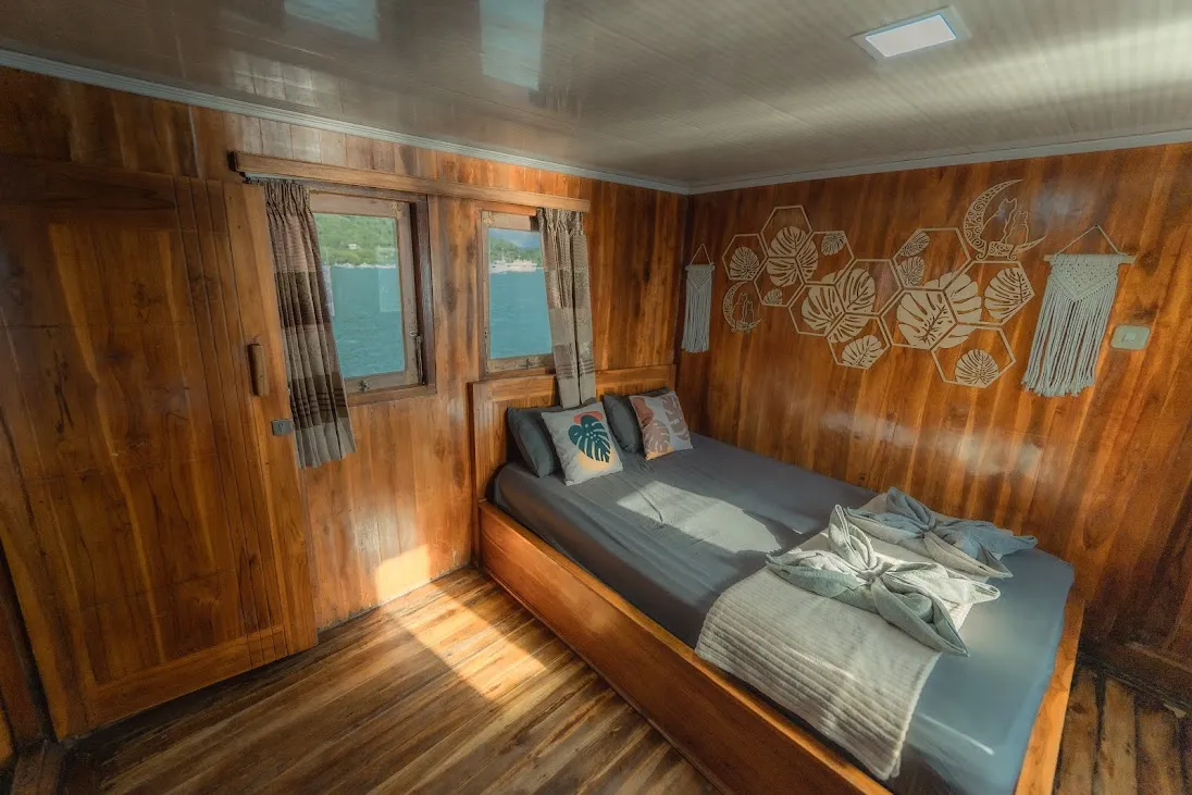 Master Ocean Cabin Almadira Phinisi | Boat Komodo Trip
