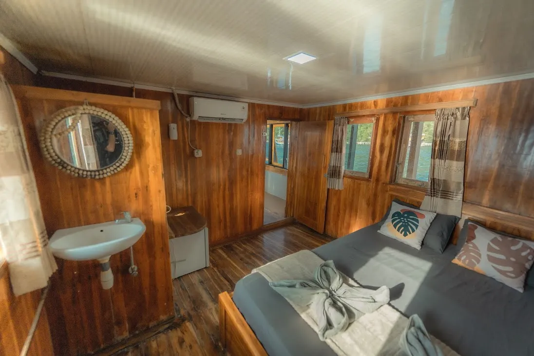 Master Ocean Cabin Almadira Phinisi | Boat Komodo Trip