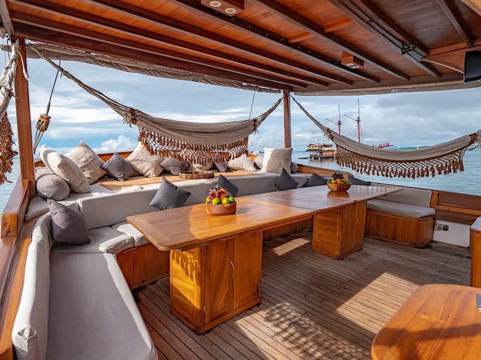 Anne Bonny Liveaboard | Raja Ampat Diving Tour | Komodo Dragon Tour | Boat Komodo Trip