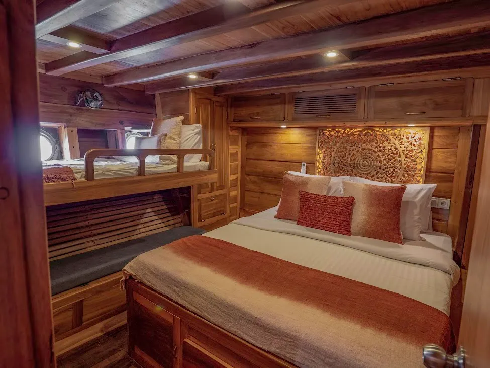 Anne Bonny Liveaboard | Raja Ampat Diving Tour | Komodo Dragon Tour | Boat Komodo Trip