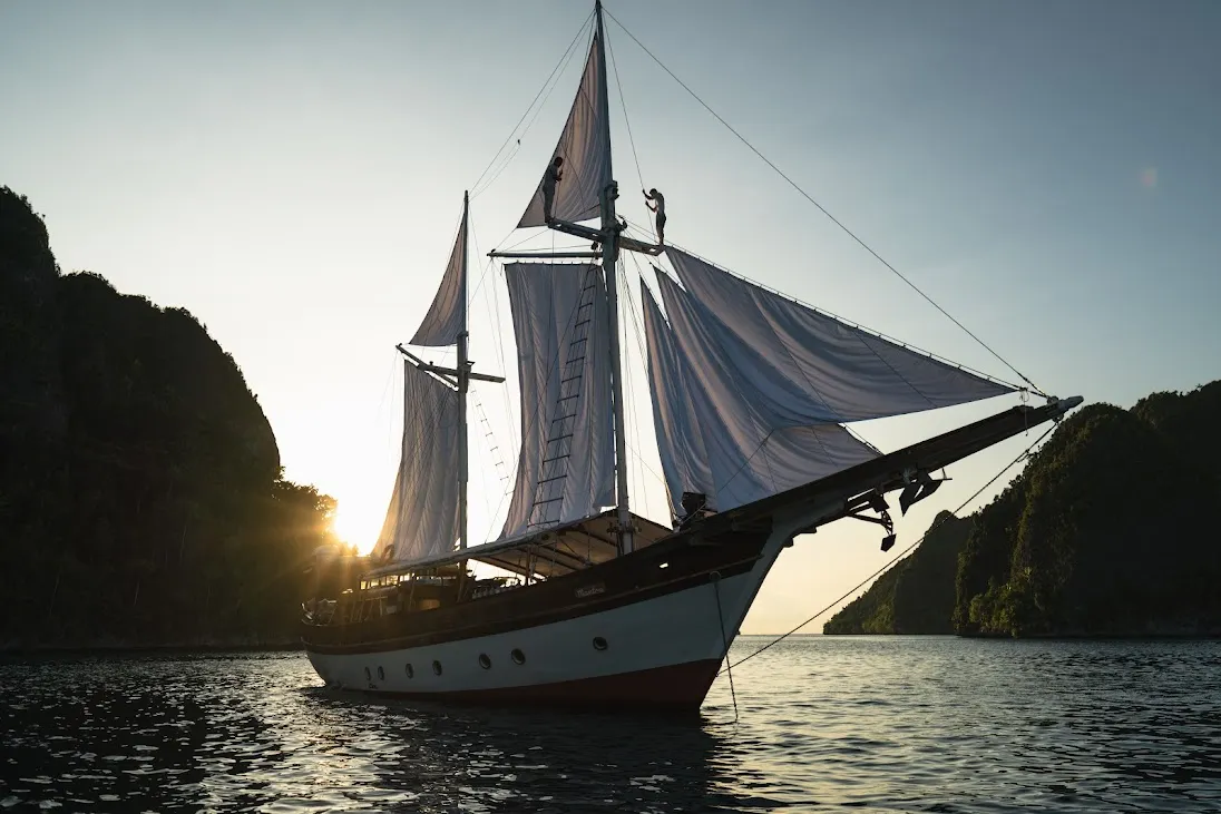 Anne Bonny Liveaboard | Raja Ampat Diving Tour | Komodo Dragon Tour | Boat Komodo Trip