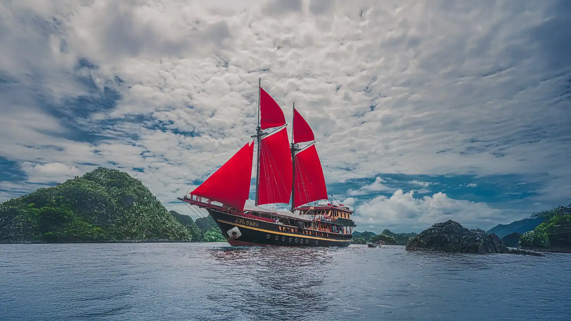 Calico Jack Liveaboard Phinisi Cruise Boat Charter | Boat Komodo Trip
