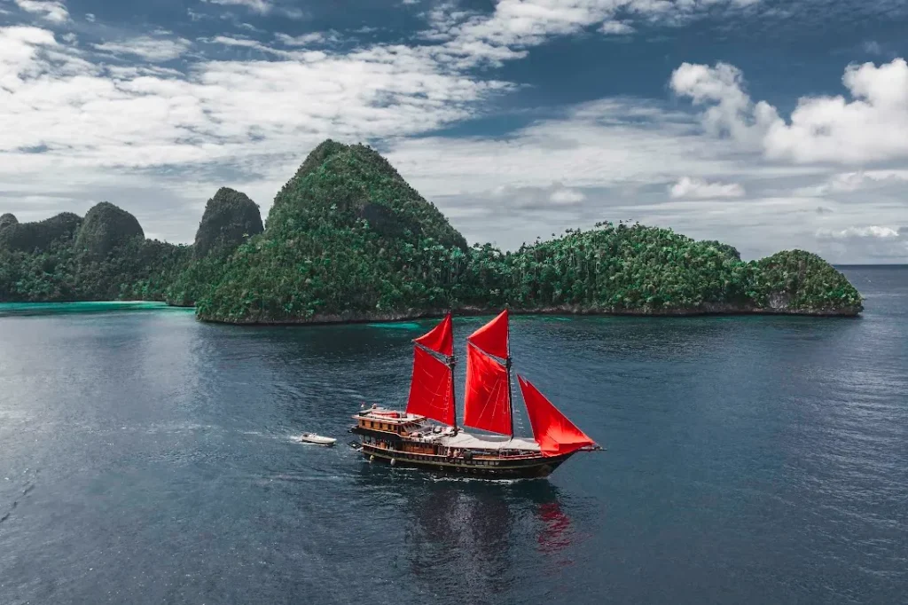 Calico Jack Liveaboard | Raja Ampat Diving Tour | Raja Ampat Yacht Charter | Boat Komodo Trip