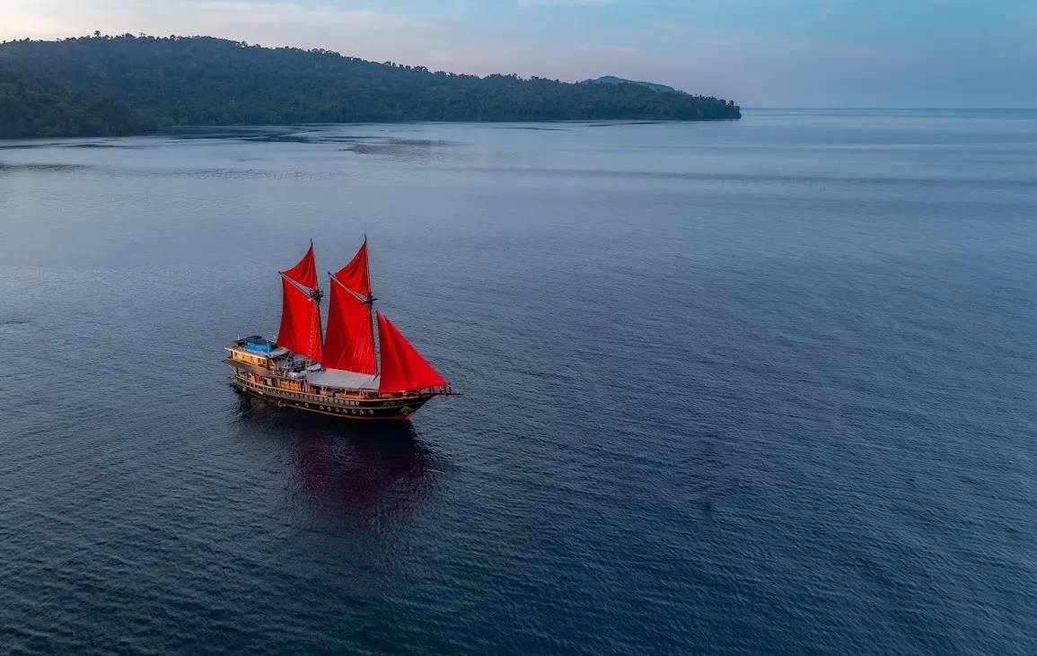 Calico Jack Liveaboard | Raja Ampat Diving Tour | Komodo Dragon Tour | Boat Komodo Trip