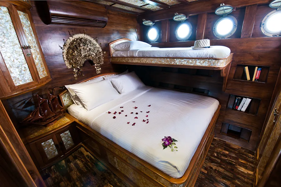 Deluxe Sophia Room on Manta Mae Liveaboard | Raja Ampat Tour Package | Boat Komodo Trip