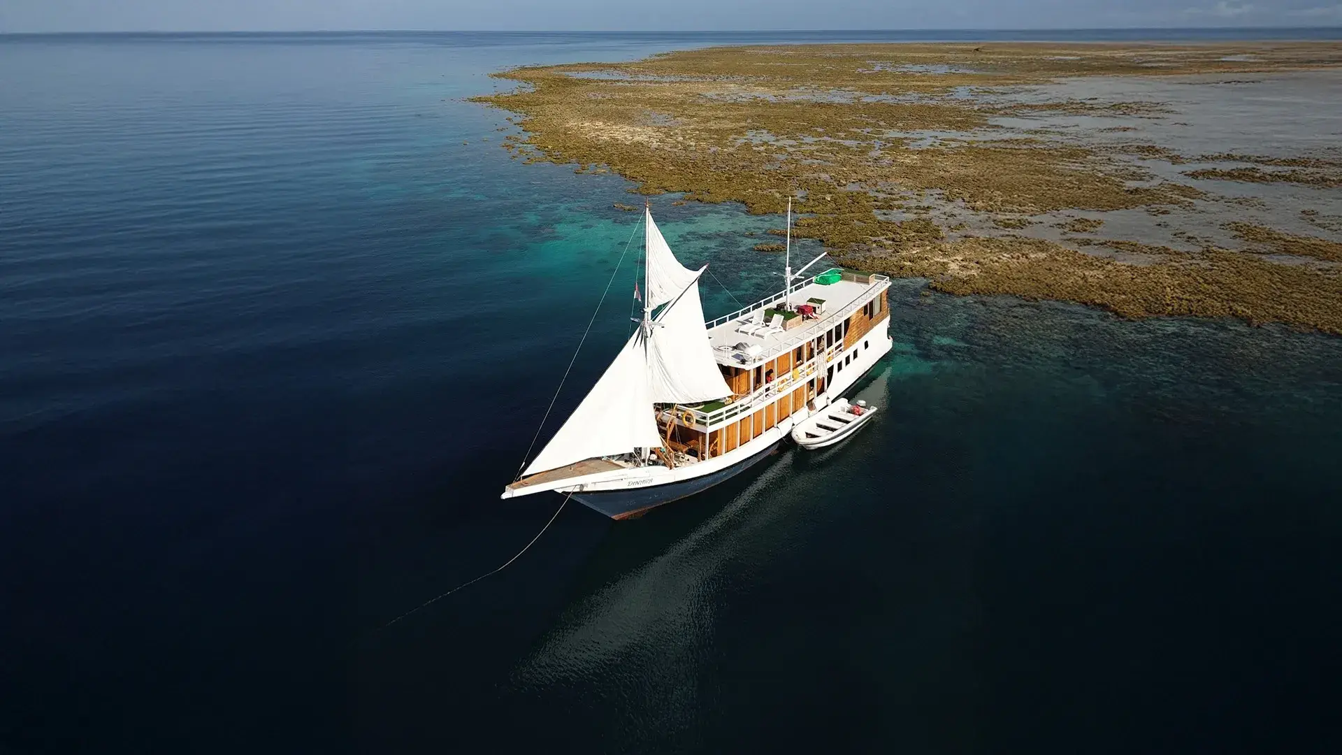Dinara Phinisi Cruise Boat Charter | Boat Komodo Trip