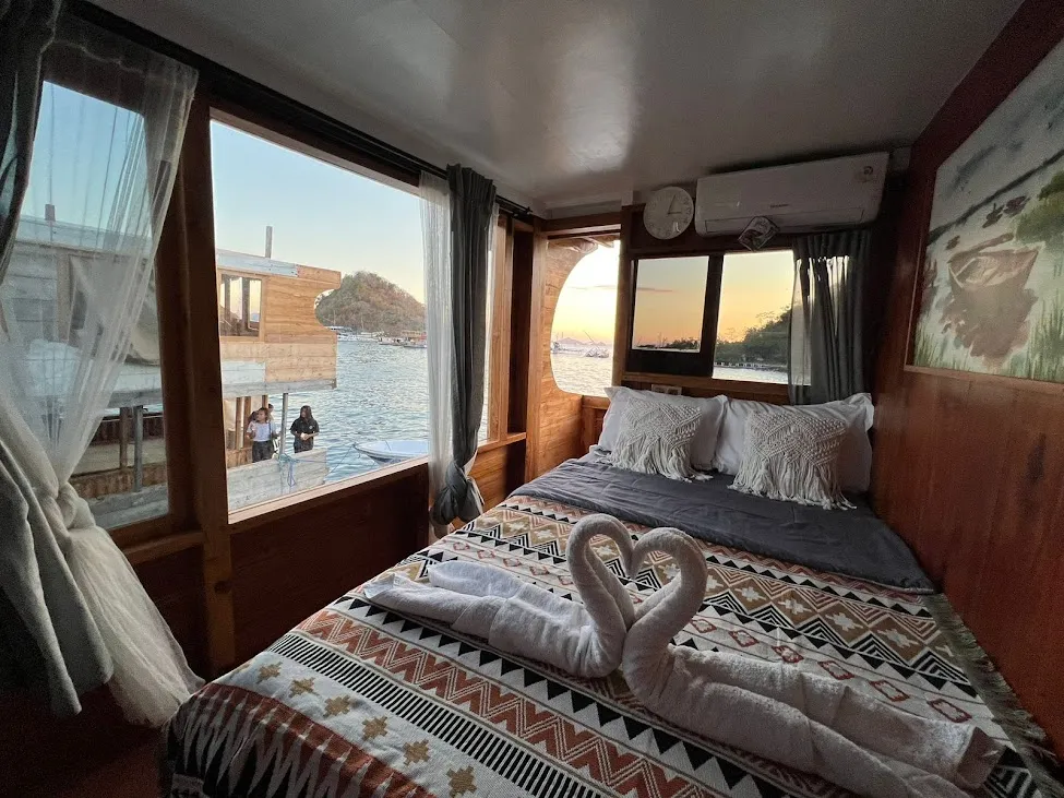 Dinara Cruise Phinisi } Boat Komodo Trip