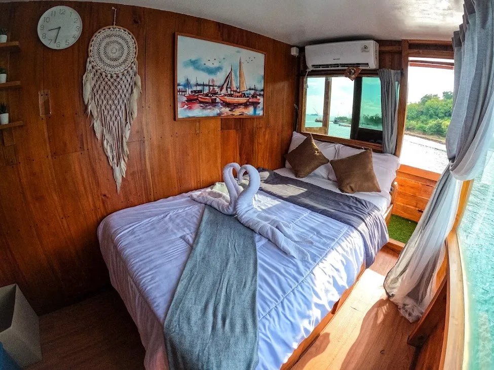 Dinara Cruise Phinisi } Boat Komodo Trip