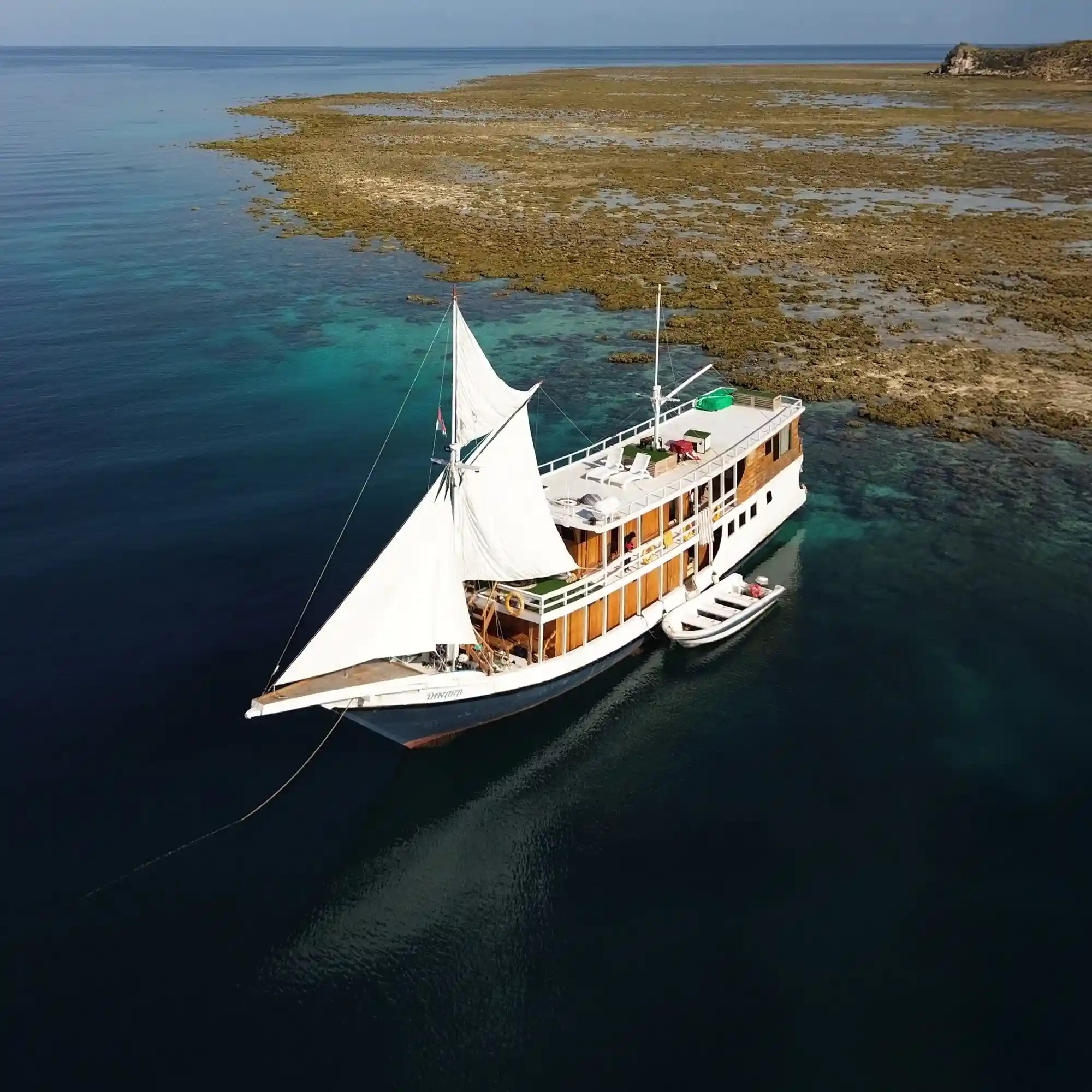 Dinara: A Luxurious Phinisi Boat for the Ultimate Komodo Island Experience
