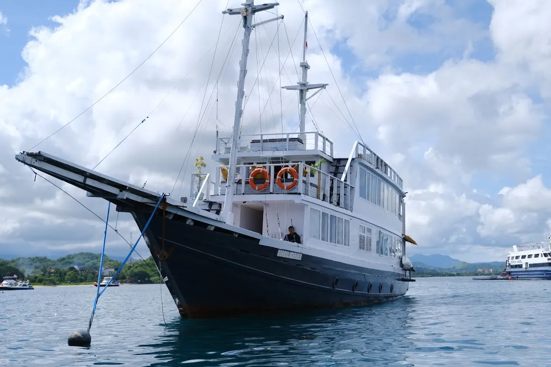 Dua Liveaboard Phinisi Charter in Komodo