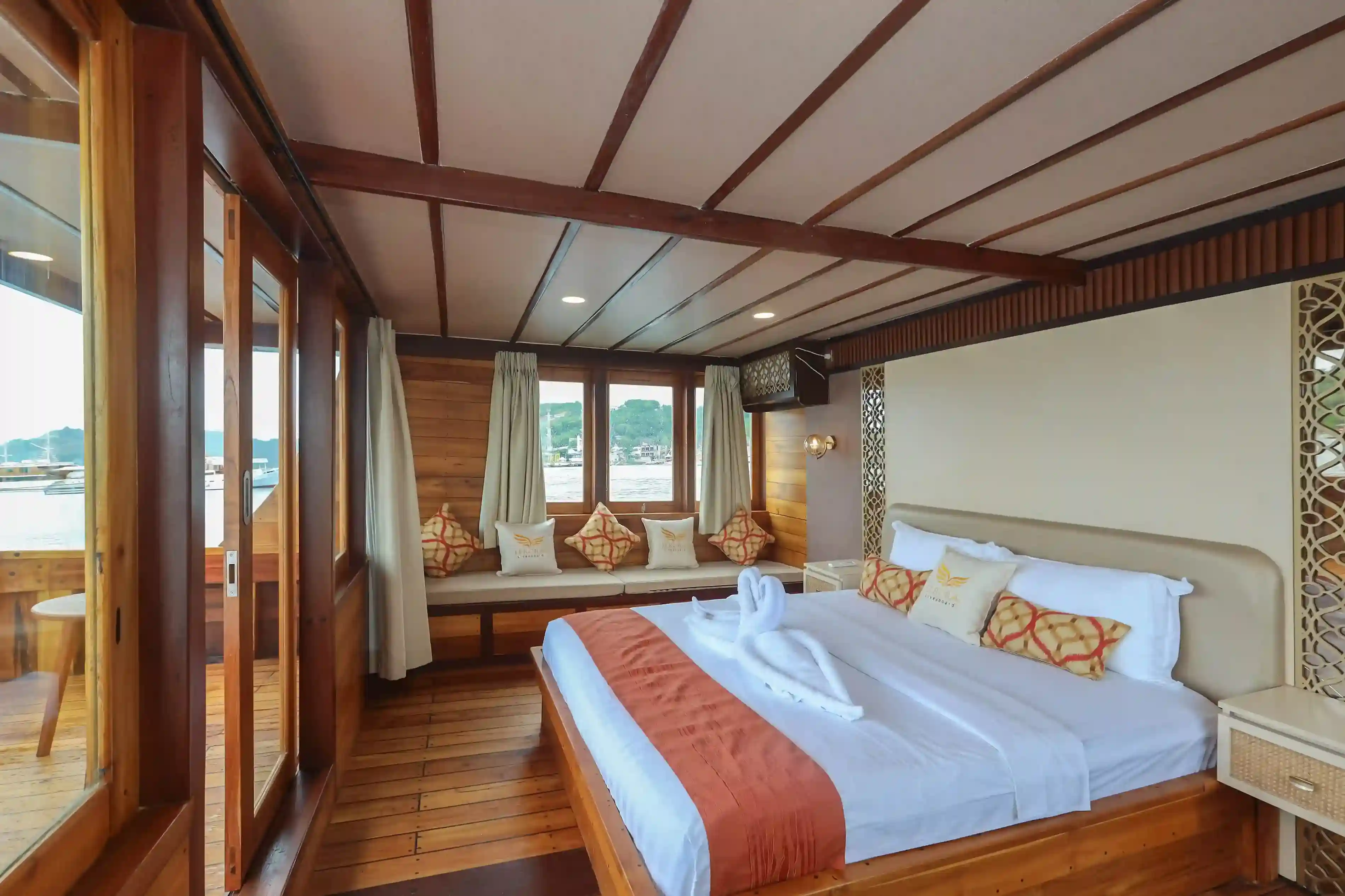 Master Cabin | Elrora Cruise Phinisi by Boat Komodo Trip