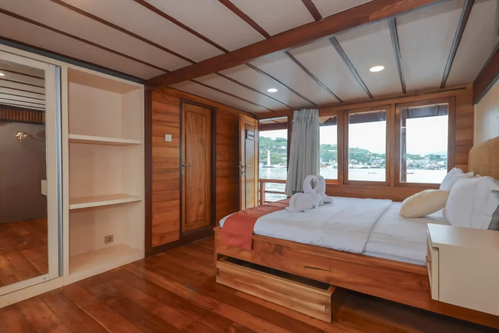 Panoramic Ocean Cabin | Elrora Cruise Phinisi by Boat Komodo Trip