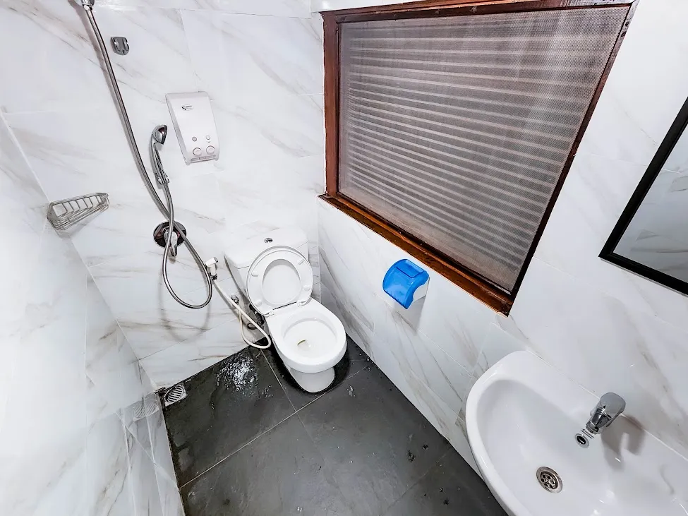 Sea Safari 6 Toilet webp