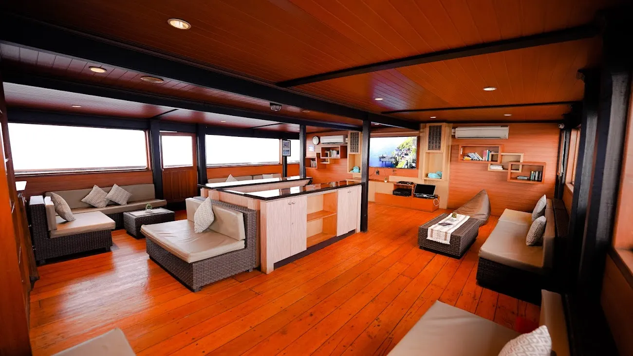 Sea Safari 8 Liveaboard | Boat Komodo Trip