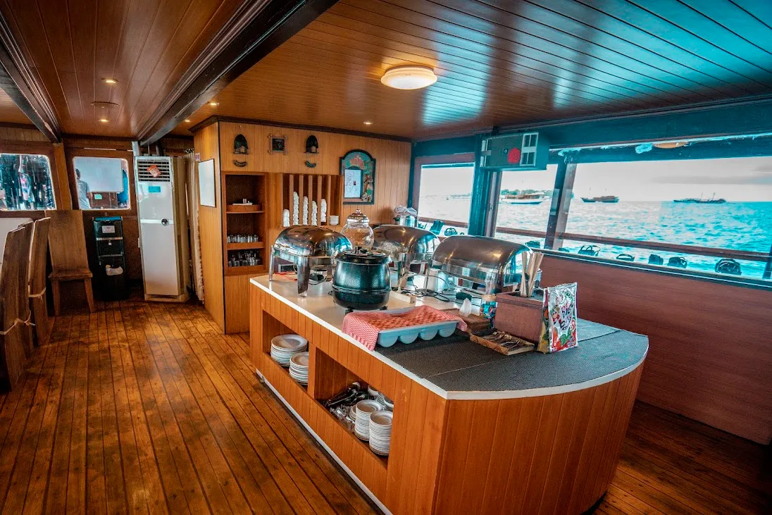 Sea Safari 8 Liveaboard | Boat Komodo Trip