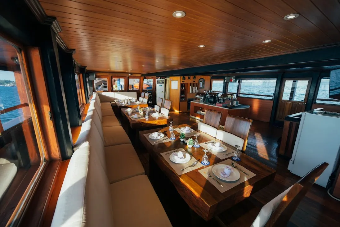 Sea Safari 8 Liveaboard | Boat Komodo Trip
