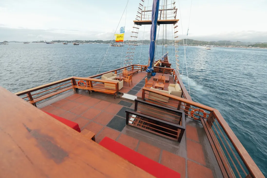 Sea Safari 8 Liveaboard | Boat Komodo Trip