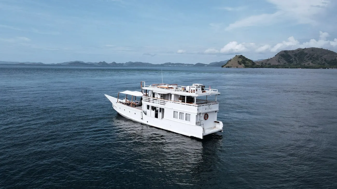 Zendaya Phinisi | Boat Komodo Trip