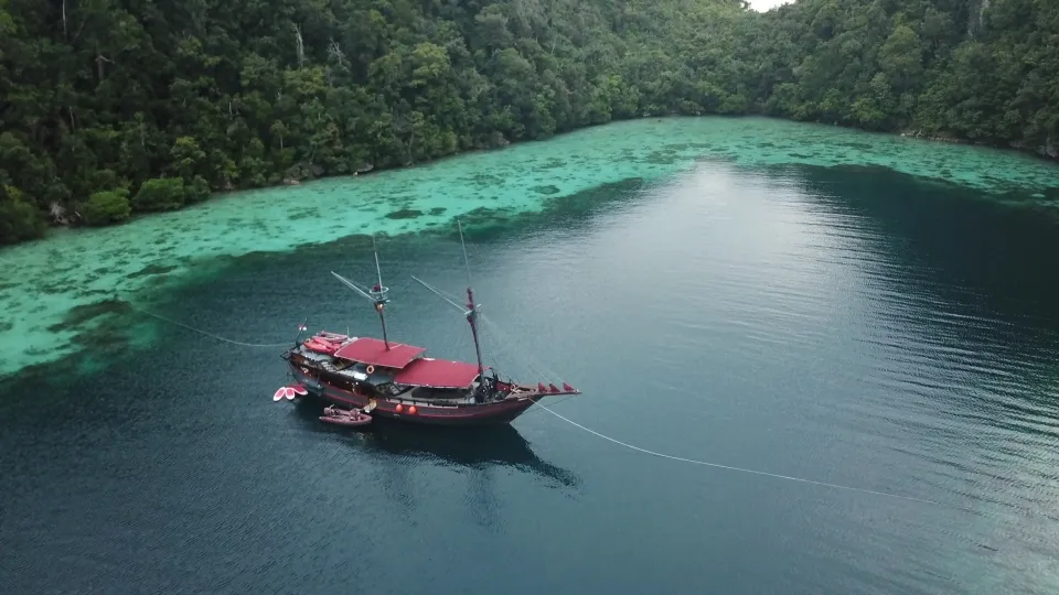 Manta Mae Liveaboard | Raja Ampat Diving Tour Packages | Komodo National Park | Boat Komodo Trip