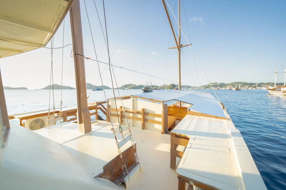 Deck Area Almadira Phinisi | Boat Komodo Trip