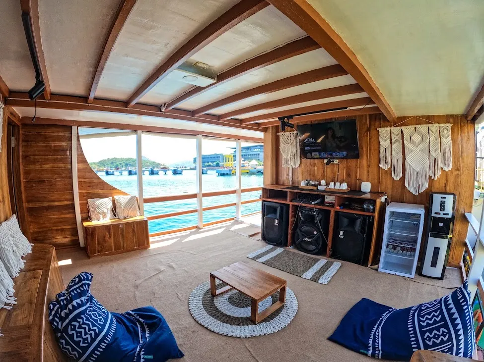 Dinara Cruise Phinisi } Boat Komodo Trip