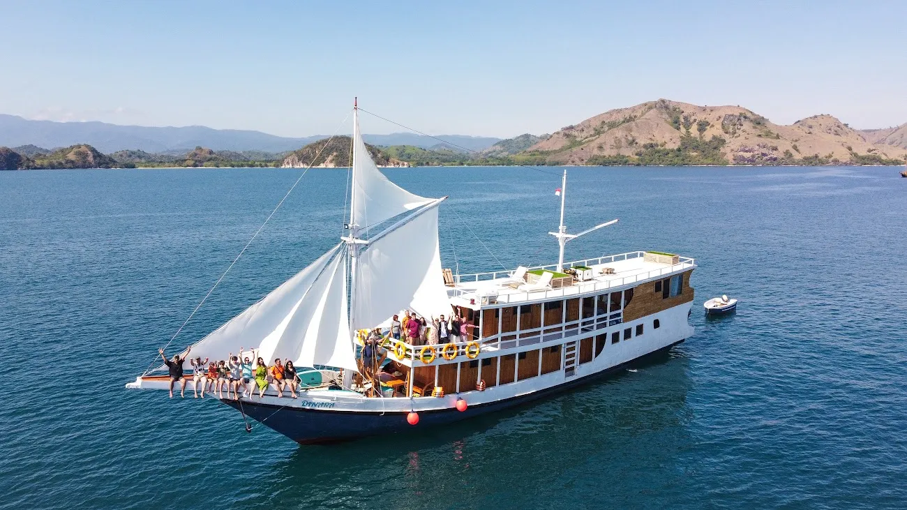 Dinara Cruise Phinisi } Boat Komodo Trip
