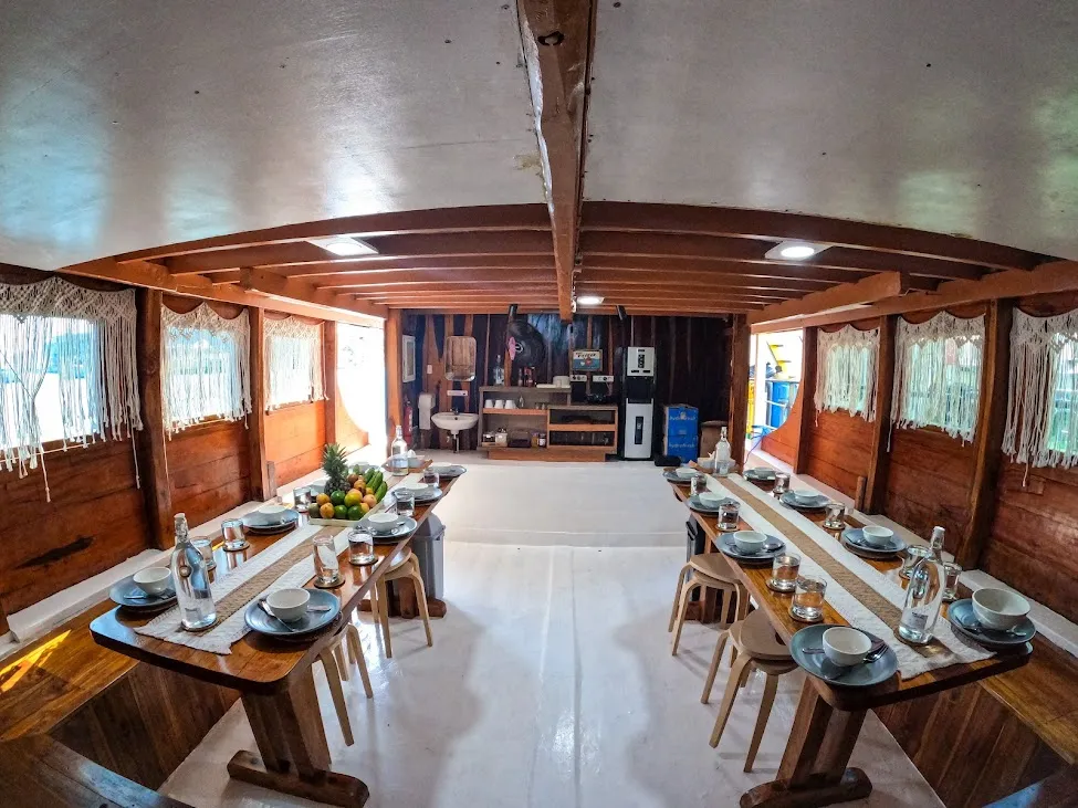 Dinara Cruise Phinisi } Boat Komodo Trip