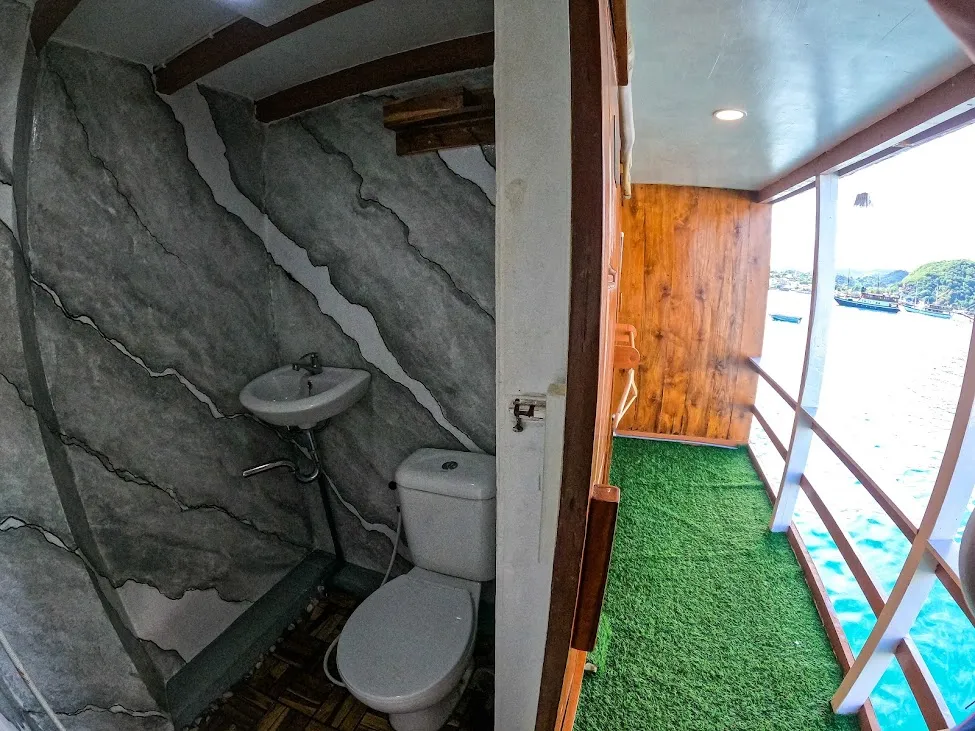 Dinara Cruise Phinisi } Boat Komodo Trip